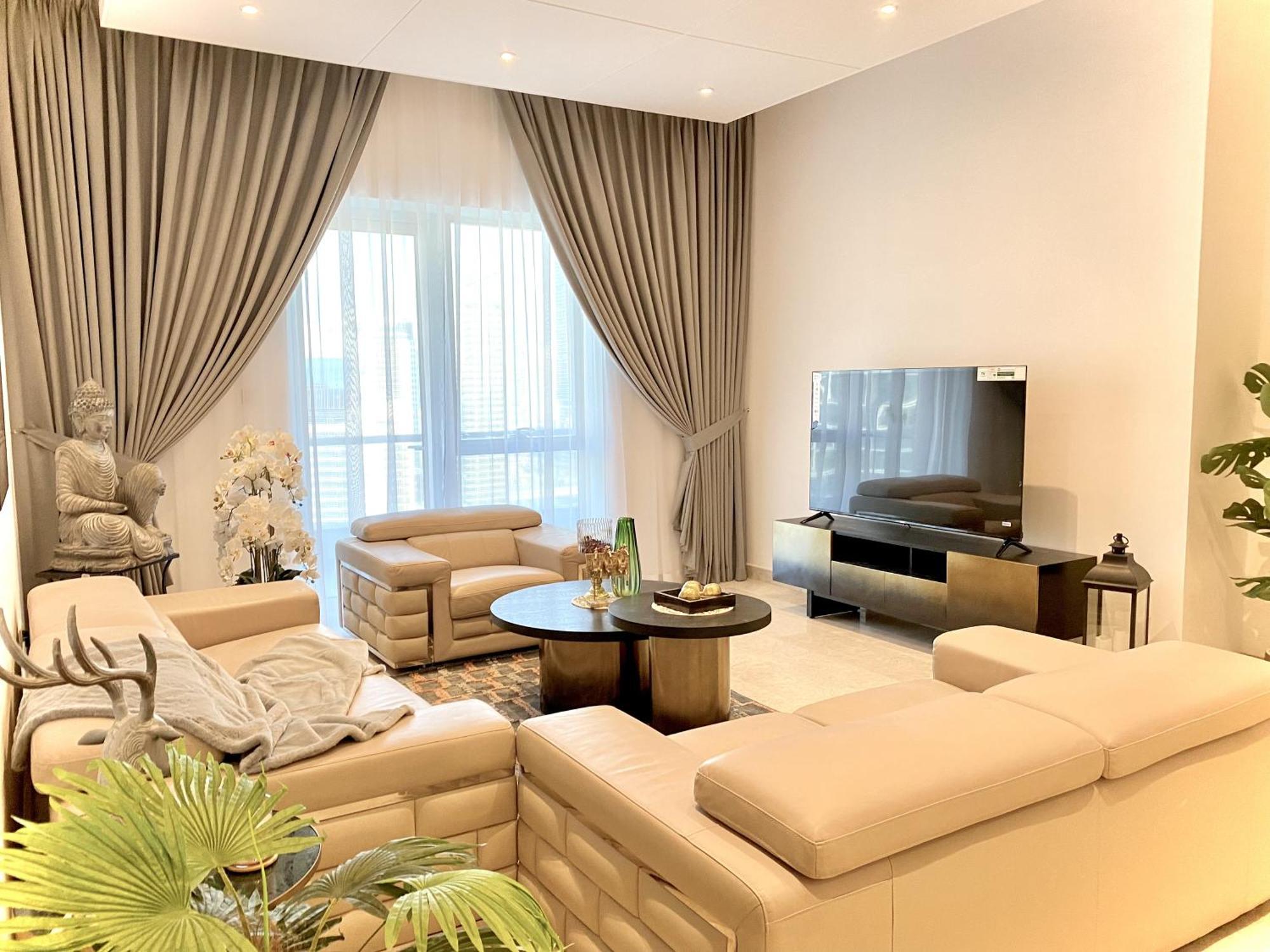 Apartment 3br Gem With Stunning Views *